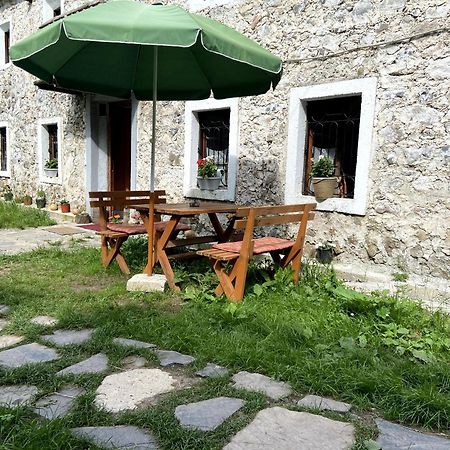 Guesthouse Kujtimi 세스 외부 사진