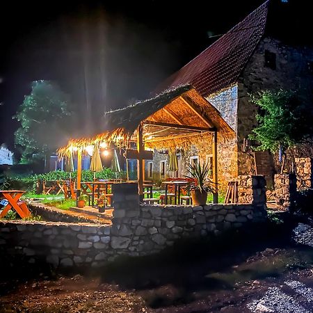 Guesthouse Kujtimi 세스 외부 사진