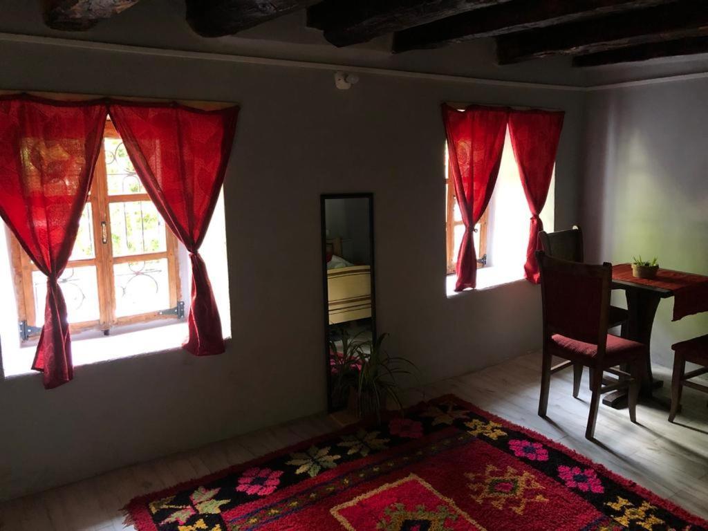 Guesthouse Kujtimi 세스 외부 사진
