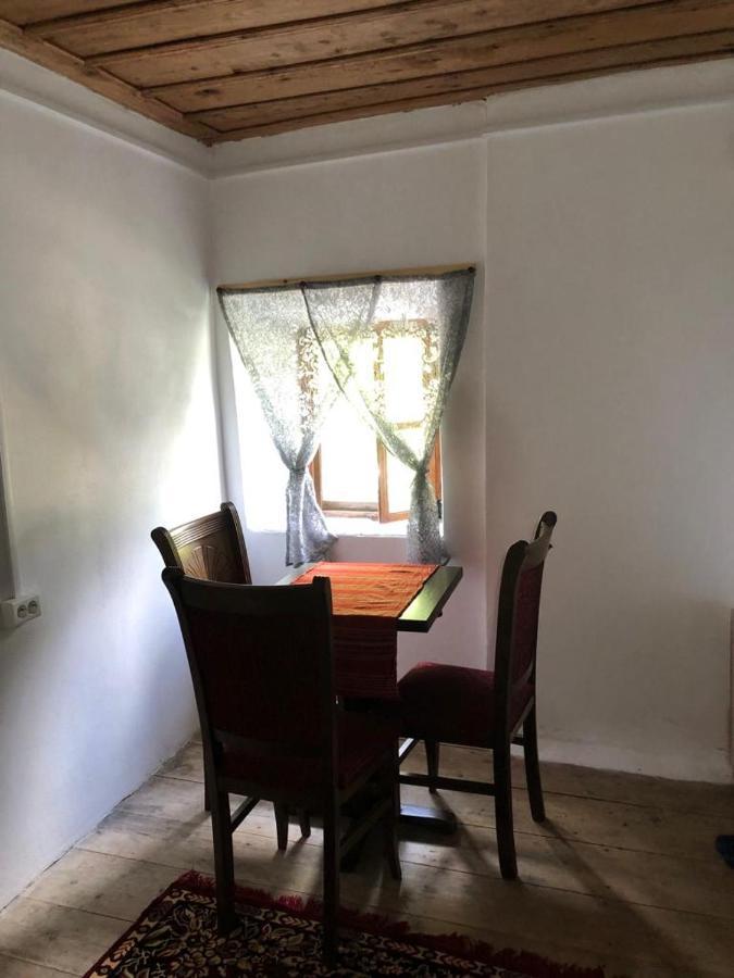 Guesthouse Kujtimi 세스 외부 사진