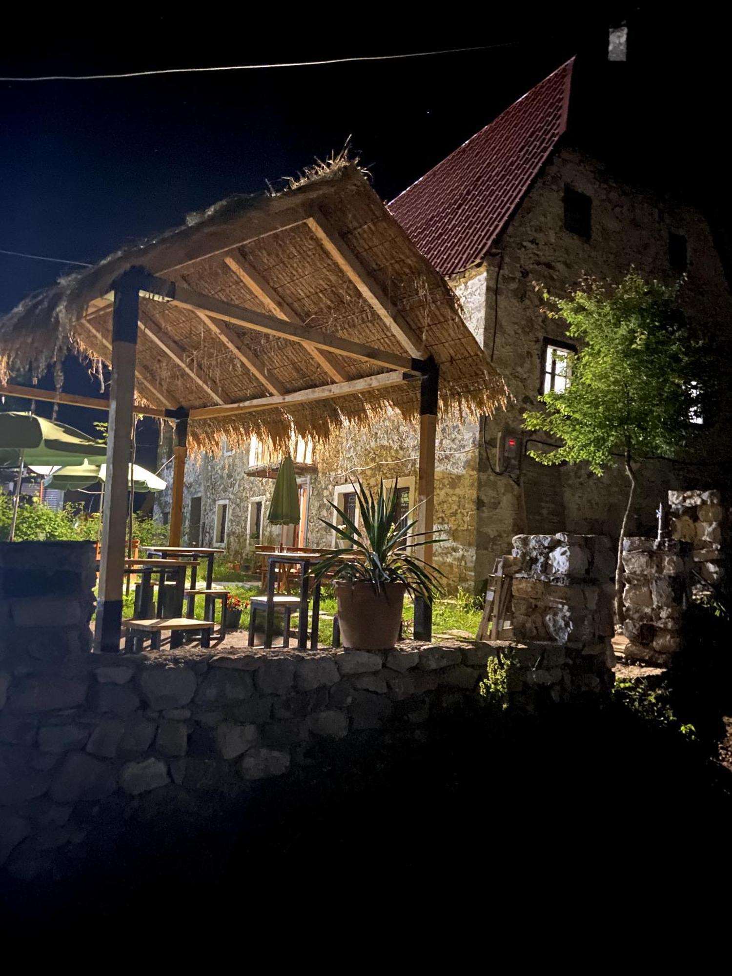 Guesthouse Kujtimi 세스 외부 사진